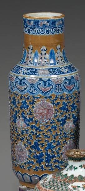 Chine
Vase de forme balustre en porcelaine...