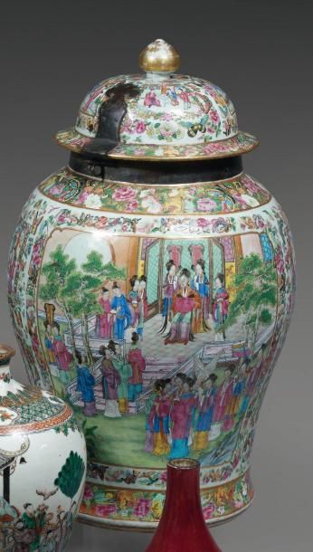 Chine
Importante potiche couverte en porcelaine...