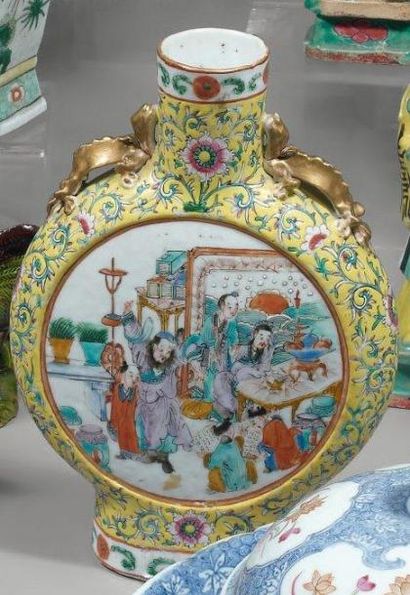 Chine
Vase de forme gourde en porcelaine...
