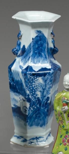 Chine
Vase de forme hexagonale en porcelaine...