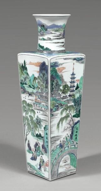 Chine
Vase de forme balustre et quadrangulaire...