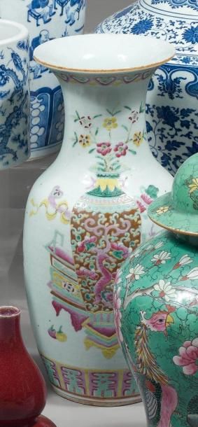 Chine
Vase de forme balustre en porcelaine...