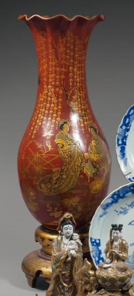 Japon
Vase à collerette en porcelaine laquée...