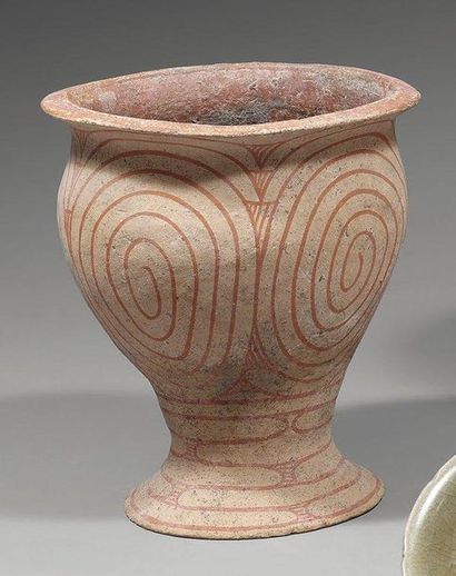 Diverses
Pot sur piédouche en poterie beige...