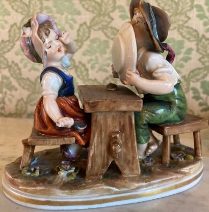 Porcelain trinkets: miniature couple marquis...