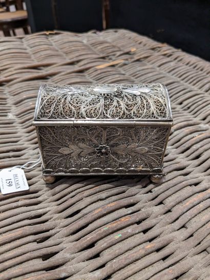 Small silver box filigree (800), decorated...