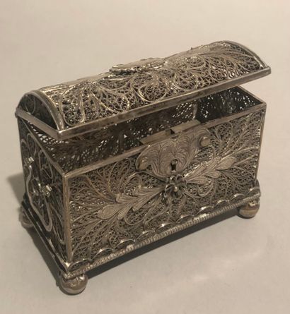 Small silver box filigree (800), decorated...