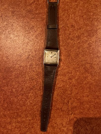 Watch in 18K (750) yellow gold, the quadrangular...