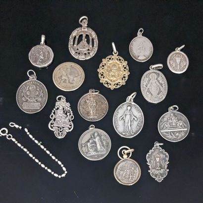 Set of sixteen religious medals in silver...