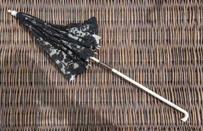Ombrelle à manche en ivoire pliant, la feuille...
