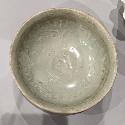 Far East: porcelain cup with blue and white...