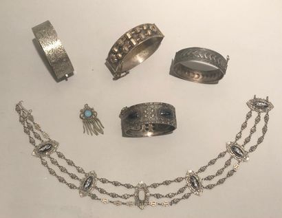 Set of fake silver-plated metal jewelry,...