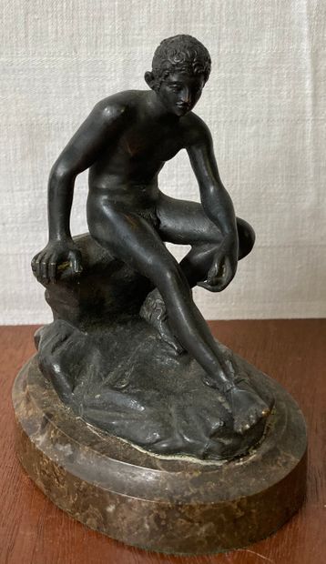 Statuette in patinated bronze representing...
