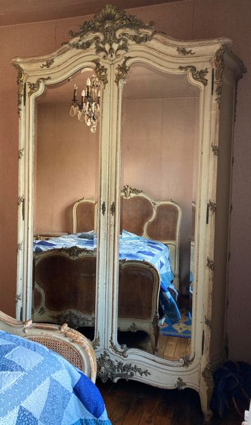 Bedroom in cream lacquered wood with patina,...