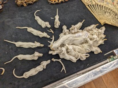 Sujet en porcelaine figurant une meute de...