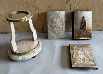 Oval-shaped display stand in mother-of-pearl...