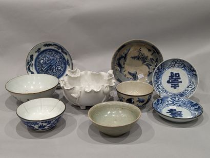 Far East: porcelain cup with blue and white...