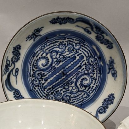 Far East: porcelain cup with blue and white...