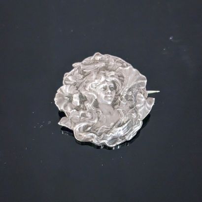 Silver brooch (925), chased with a motif...