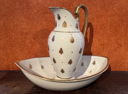 Ewer and its basin of shuttle form in white...