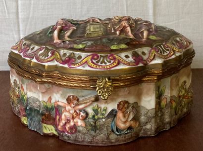 Polychrome porcelain box of polylobed form,...