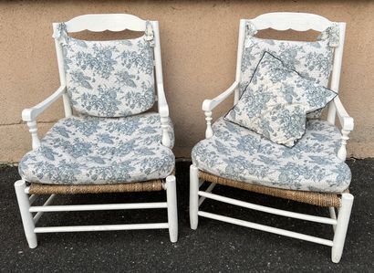 Pair of armchairs in white relacquered wood,...
