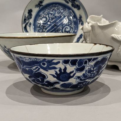 Far East: porcelain cup with blue and white...
