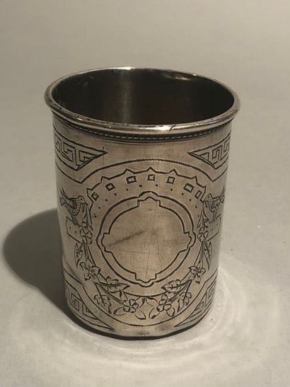 Silver tumbler (800), decorated with a blind...