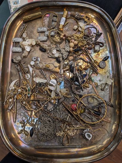 Set of metal jewelry, including: a tie pin;...