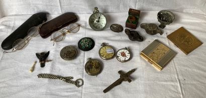 Strong lot of various trinkets: a silver...