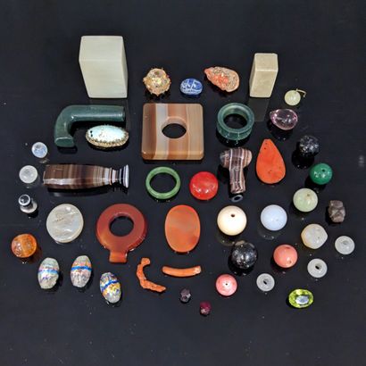 Set of hard stones: seals, medallions, intaglio,...