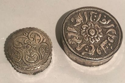Round silver box (800), the lid chased with...