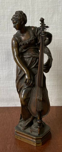Statuette in patinated bronze representing...