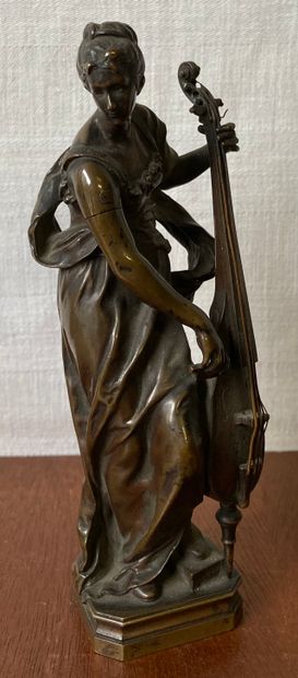 Statuette in patinated bronze representing...