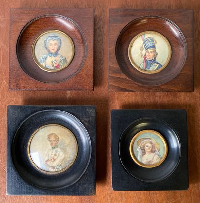Set of four miniatures of round shape, in...
