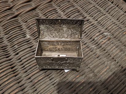 Small silver box filigree (800), decorated...