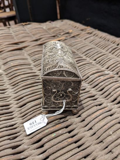 Small silver box filigree (800), decorated...