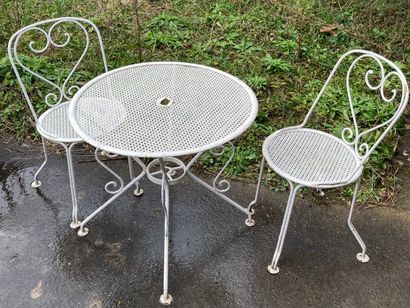 Garden furniture in white lacquered metal...