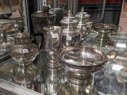 Set in silver plated metal, including: a...