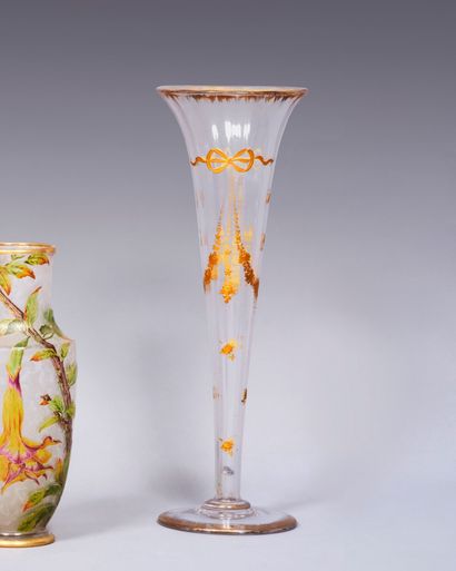 CLICHY or SAINT DENIS. Vase cone in crystal...