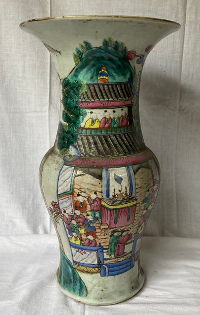 China, circa 1900. Porcelain baluster vase...
