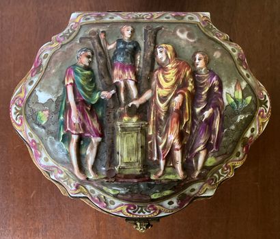 Polychrome porcelain box of polylobed form,...