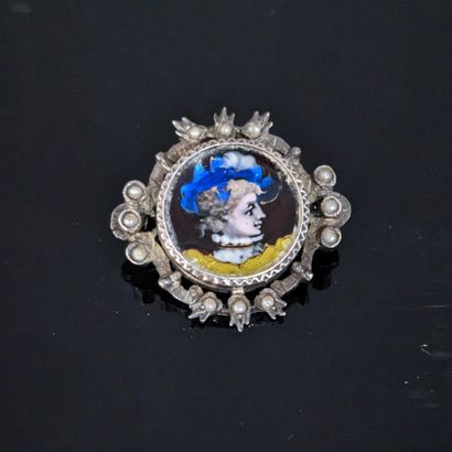 Silver brooch (925), centered on a round...