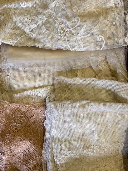 Mannette of lace and application patterns...
