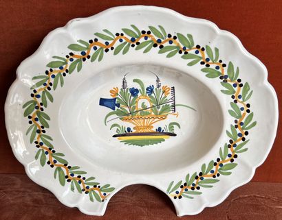 Earthenware beard dish decorated with a spade...