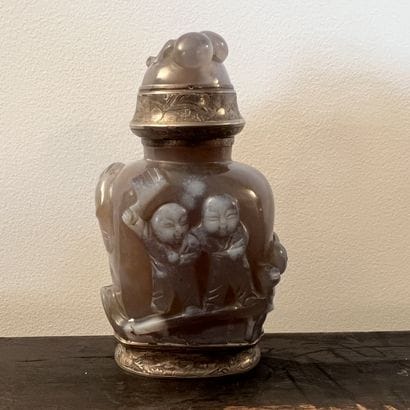 Chinese snuffbox in hard stone carved with...