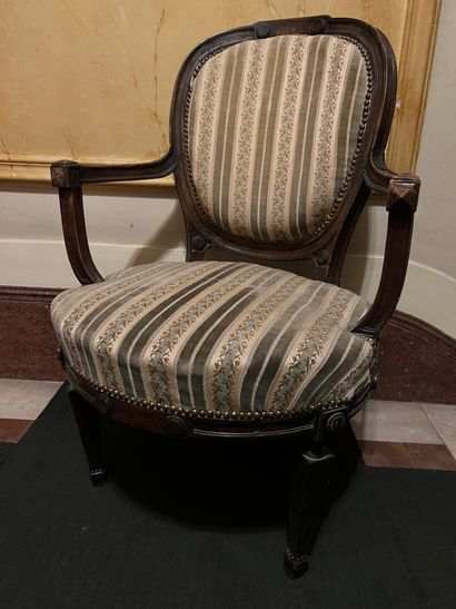 Armchair in natural wood tinted mahogany...