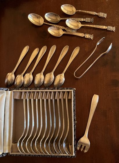 Silver plated metal: suite of twelve cake...