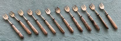 Suite of twelve cake forks, handles in silver...