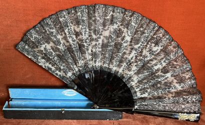 Fan in tortoiseshell, the master-stone figured,...
